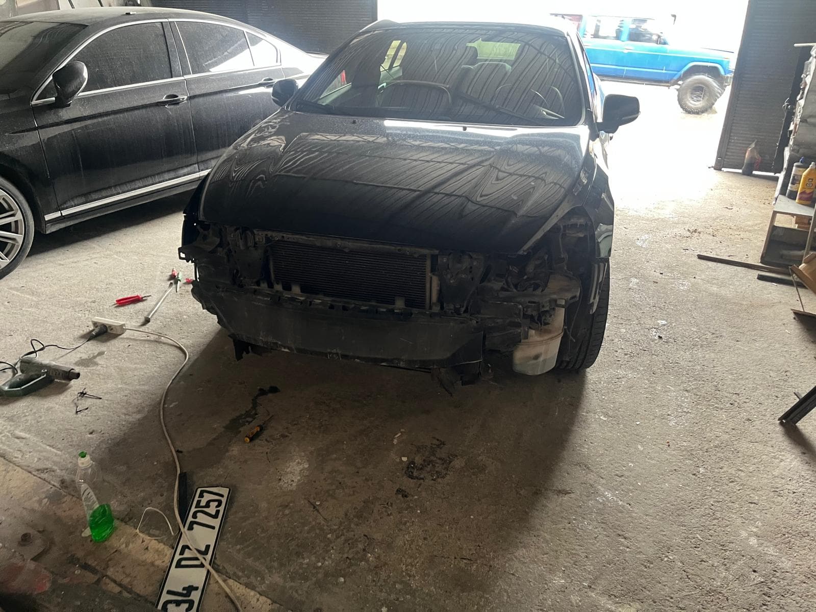 Hasarlı aracın ön panel söküm işlemi